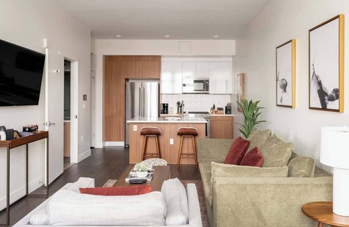 Highland Condo | Modern Lifestyle | City View | Pet-Friendly | Zuni