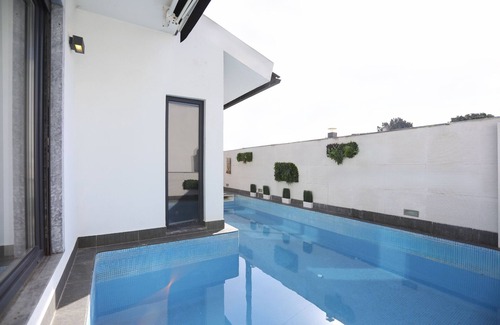Corroios House | Modern Lisbon Oasis: 15 Mins to City, 4 Mins to Beach, Pool & AC Comfort