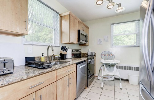 College Park House | Modern living for visit DC/UMD, 2 bedrooms, 4 beds with central AC/heating