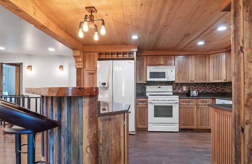 Custer Apartment | Modern Lodge: Hottub + Huge Space + Views + Sauna