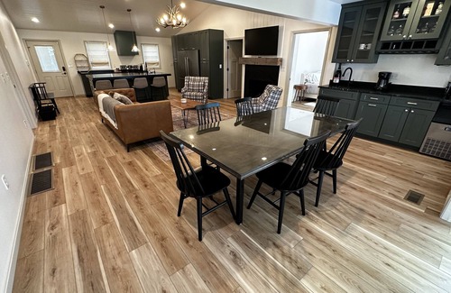 Nancy House | Modern Lodge! Lakeview Retreat! 2 mins to Lees Ford Marina