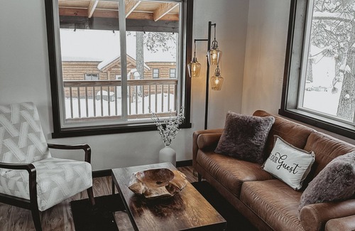 Creston Cabin | Modern Lodge Styled Cabin. 30 mins from Glacier Park. Mtn Views and Pond Onsite
