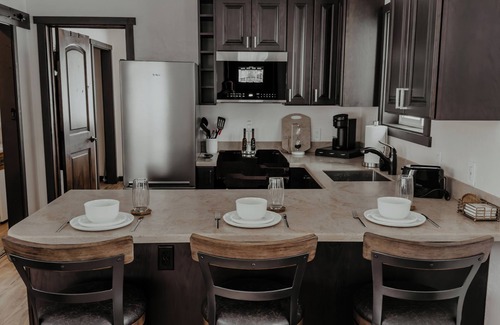 Creston Cabin | Modern Lodge Styled Cabin. 30 mins from Glacier Park. Mtn Views and Pond Onsite