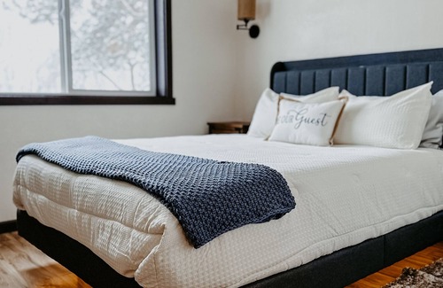 Creston Cabin | Modern Lodge Styled Cabin. 30 mins from Glacier Park. Mtn Views and Pond Onsite