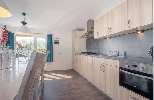 Zuideinde House | Modern lodge with an electric sloop in centre of Giethoorn