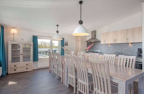 Zuideinde House | Modern lodge with an electric sloop in centre of Giethoorn