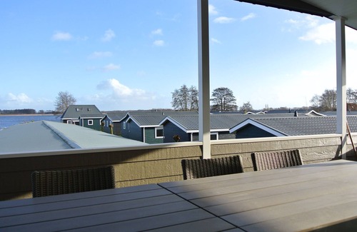 Zuideinde House | Modern lodge with an electric sloop in centre of Giethoorn