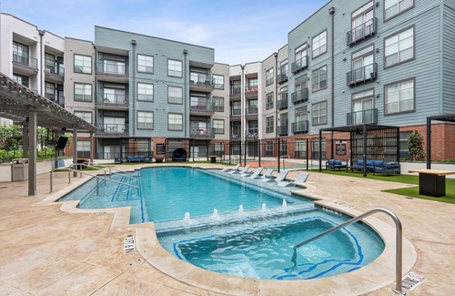 Deep Ellum Apartment | Modern loft city view