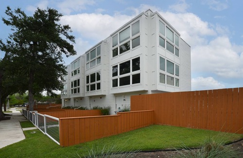 Mahncke Park House | Modern Loft.Perfect location!