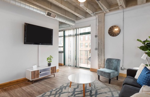 Downtown West Apartment | Modern loft w/ Pool- sleeps 4 —3 mins to americas convention center