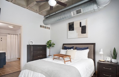 Downtown West Apartment | Modern loft w/ Pool- sleeps 4 —3 mins to americas convention center