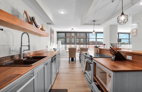 Historic District - North Condo | Modern Loft w/Soaring Views of City + Reserved Parking by Lucky Savannah