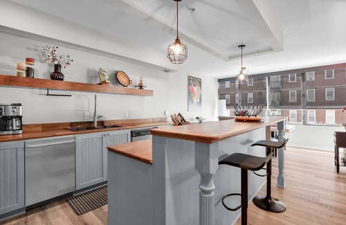 Historic District - North Condo | Modern Loft w/Soaring Views of City + Reserved Parking by Lucky Savannah