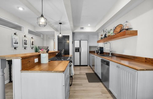 Historic District - North Condo | Modern Loft w/Soaring Views of City + Reserved Parking by Lucky Savannah