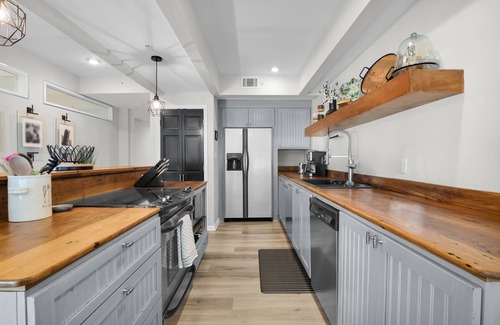 Historic District - North Condo | Modern Loft w/Soaring Views of City + Reserved Parking by Lucky Savannah