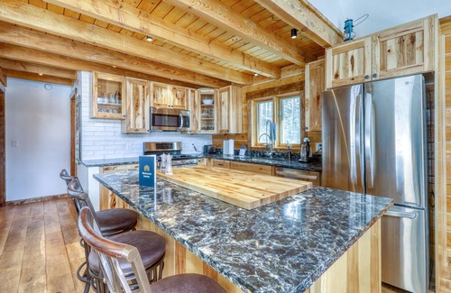 Quandary Village Cabin | Modern, lofted cabin w/fireplace, balcony, grill & amazing mountain views