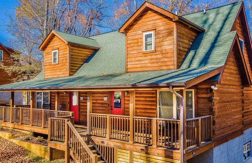 West Jefferson House | Modern Log Cabin TH Retreat | Peaceful | Mountain Views | Steps to Downtown WJ