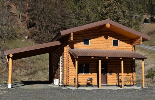 Ahsahka Cabin | Modern log cabin with a cozy feel along the Clearwater River