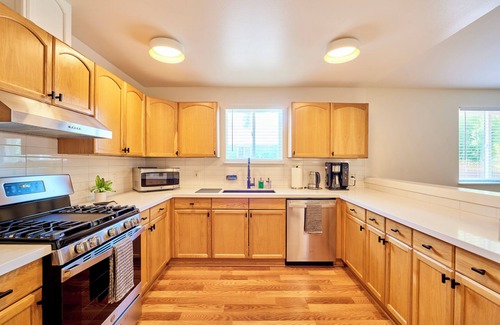 Everett House | Modern LUX 4 bdrm - Near Mall, Boeing, Paine Field & Eateries!