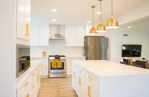 Tustin House | Modern Lux Family Home w/Pool - 15 min from Disneyland