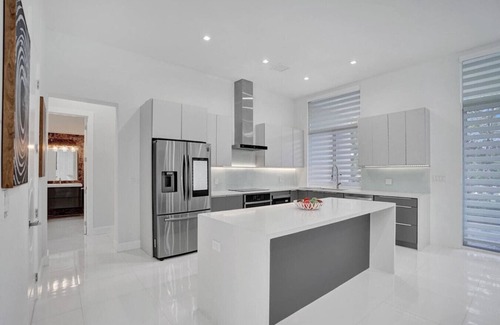 Edgewood House | Modern Luxe 2021Built Heated Pool/Jacuzzi/Gameroom