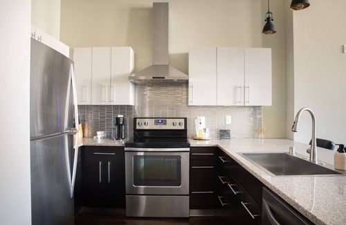 East Town Apartment | Modern Luxe 2BR Downtown Loft
