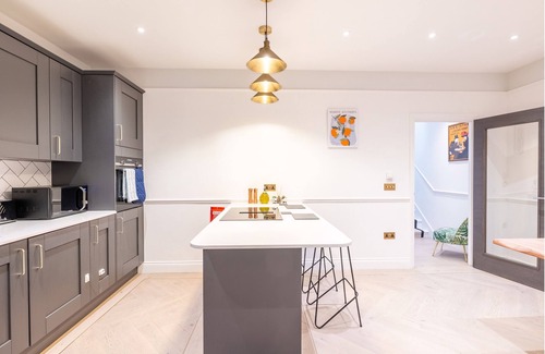 Fulwell and Hampton Hill House | Modern Luxe 3Bed 3Bath with additional Flex Space | Great London Location