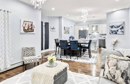 South Side Apartment | MODERN LUXE 3BEDROOMS/2BATHROOMS/4BEDS/PARKING -FIRST FLOOR APARTMENT