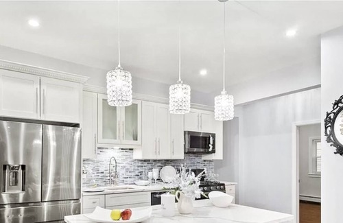 South Side Apartment | MODERN LUXE 3BEDROOMS/2BATHROOMS/4BEDS/PARKING -FIRST FLOOR APARTMENT
