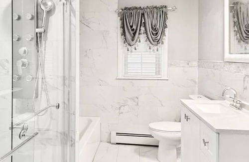 South Side Apartment | MODERN LUXE 3BEDROOMS/2BATHROOMS/4BEDS/PARKING -FIRST FLOOR APARTMENT