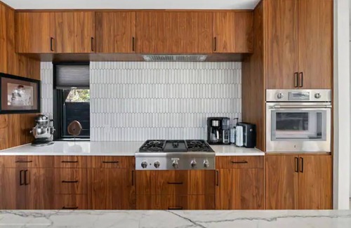 Bouldin House | Modern Luxe, Heated Pool Oasis, Chefs Kitchen, Prime Location