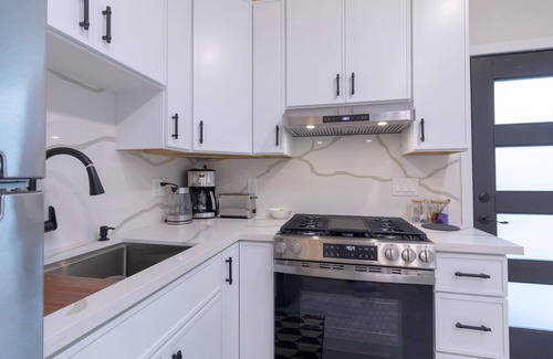 Burbank Apartment | Modern Luxe Studio in Media/Rancho District Burbank