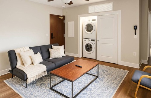 Downtown Cleveland Apartment | Modern Luxe Suite | Rock Hall Stadiums Casino