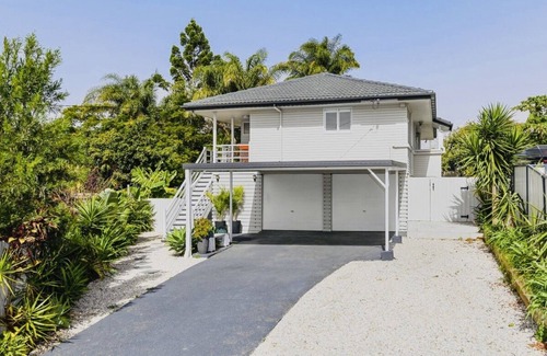 Wynnum West House | * MODERN & LUXURIOUS * 3 bed Entire Top Floor Guest Suite Close to the beach.