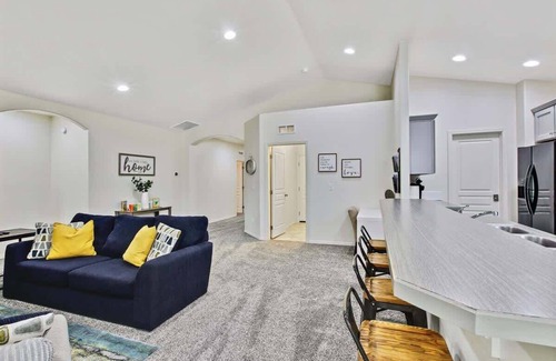Nampa House | Modern, Luxurious 4-bedroom Centrally located home