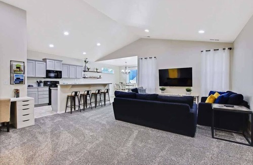 Nampa House | Modern, Luxurious 4-bedroom Centrally located home