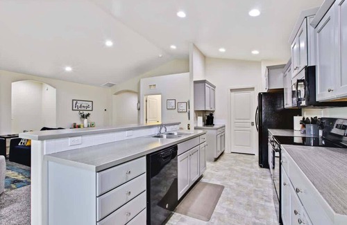 Nampa House | Modern, Luxurious 4-bedroom Centrally located home