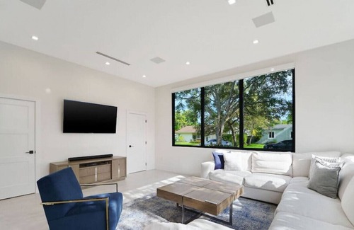 Ludlam Villa | Modern Luxurious 4 Bed Home Private Pool & Parking