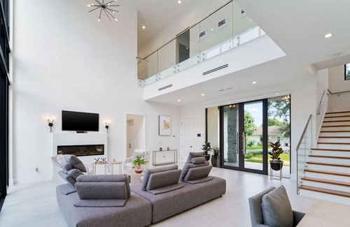 Ludlam Villa | Modern Luxurious 4 Bed Home Private Pool & Parking