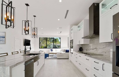 Ludlam Villa | Modern Luxurious 4 Bed Home Private Pool & Parking