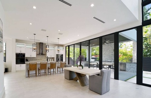 Ludlam Villa | Modern Luxurious 4 Bed Home Private Pool & Parking