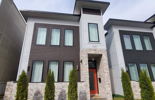 The Gate House | Modern & Luxurious. 4BR. Sleep 12. Minutes to downtown