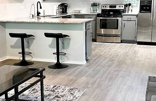 Springdale Condo | Modern luxurious condo - 5mins to Lake & Mall