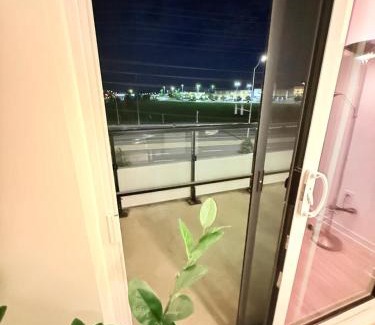 Central Erin Mills Apartment | Modern & luxurious Condo with Parking, Erin Mills Area