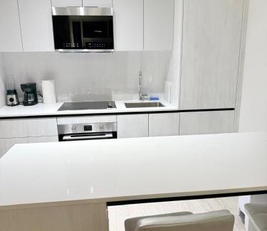 Central Erin Mills Apartment | Modern & luxurious Condo with Parking, Erin Mills Area