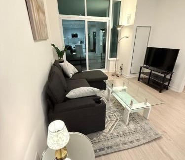 Central Erin Mills Apartment | Modern & luxurious Condo with Parking, Erin Mills Area