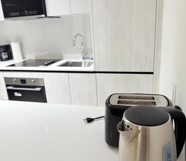 Central Erin Mills Apartment | Modern & luxurious Condo with Parking, Erin Mills Area