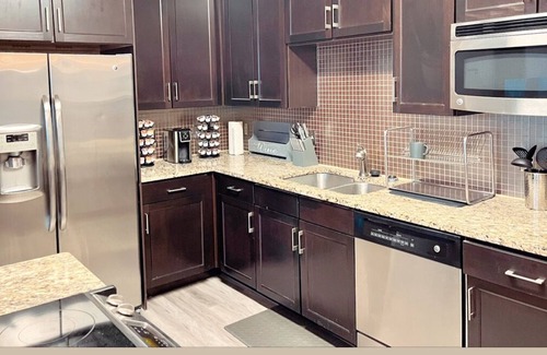 Bedford Apartment | Modern luxurious private apartment with office room and desk for remote work
