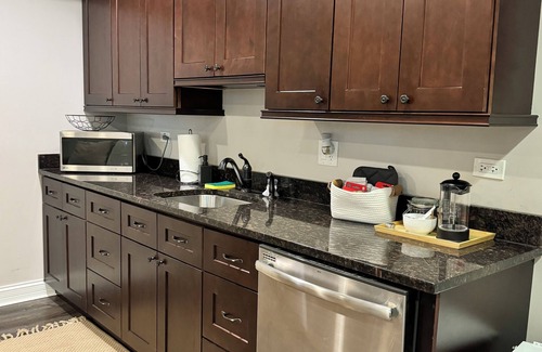Irving Park East Apartment | Modern Luxury 1bd-1ba - Heart of City: Close to Highway 90 & 94