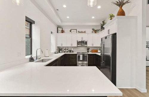 Riverside Apartment | Modern Luxury - 3 Bed in the Heart of Downtown
